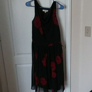 (Needs TLC) Black and red rose dress size 16W 🍾